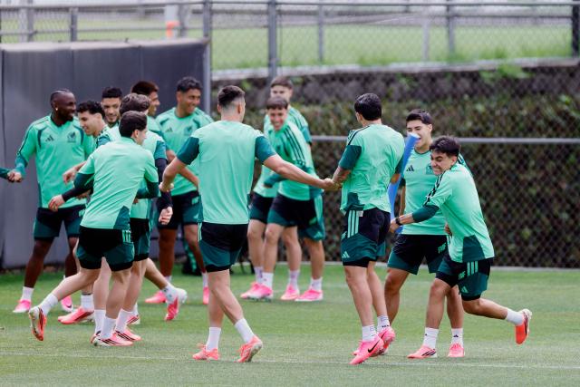 Mexico's midfielder #19 Gilberto Mora (R) takes part in a training session on the eve of Mexico's 2026 World Cup football tournament round of 32 match against Ecuador in Mexico City on June 29, 2026. (Photo by Rodrigo Oropeza / AFP)