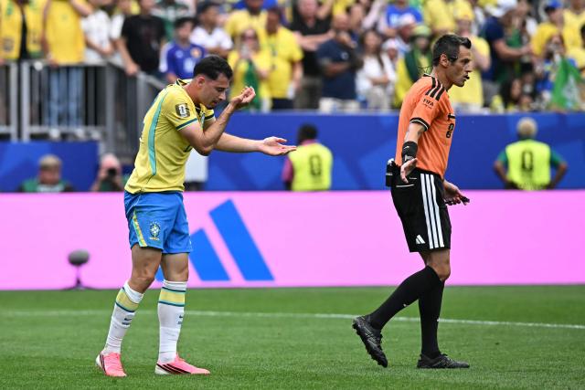 Brazil's forward #22 Gabriel Martinelli (L) reacts next to Italian referee Maurizio Mariani  during the 2026 World Cup round of 32 football match between Brazil and Japan at the Houston Stadium in Houston on June 29, 2026.  (Photo by Paul ELLIS / AFP)