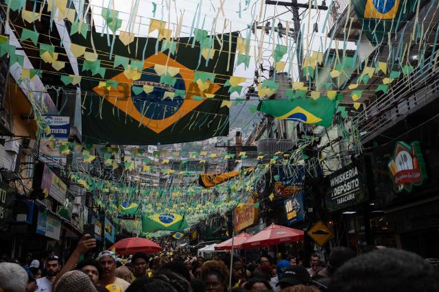 Brazilian fans watch a live broadcast of the 2026 FIFA World Cup football match between Brazil and Japan in the Rocinha favela, Rio de Janeiro, Brazil, on June 29, 2026. (Photo by TERCIO TEIXEIRA / AFP)