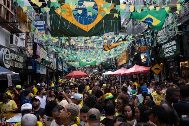 Brazilian fans watch a live broadcast of the 2026 FIFA World Cup football match between Brazil and Japan in the Rocinha favela, Rio de Janeiro, Brazil, on June 29, 2026. (Photo by TERCIO TEIXEIRA / AFP)
