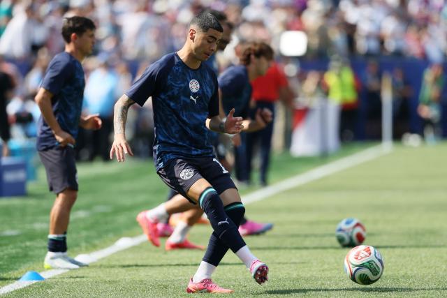 Paraguay's midfielder #10 Miguel Almiron warms up ahead of the 2026 World Cup round of 32 football match between Germany and Paraguay at the Boston Stadium in Foxborough on June 29, 2026.  (Photo by Odd ANDERSEN / AFP)