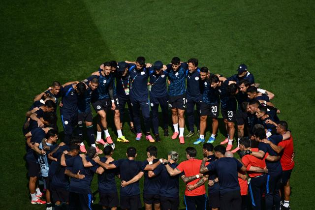 Paraguay's players gather in a circle as they warm up ahead of the 2026 World Cup round of 32 football match between Germany and Paraguay at the Boston Stadium in Foxborough on June 29, 2026.  (Photo by Jewel SAMAD / AFP)