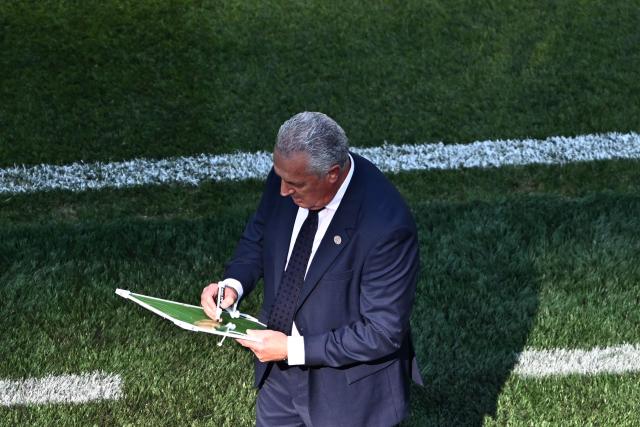 Paraguay's Argentine head coach Gustavo Alfaro writes on a tactic board during the 2026 World Cup round of 32 football match between Germany and Paraguay at the Boston Stadium in Foxborough on June 29, 2026.  (Photo by Jewel SAMAD / AFP)