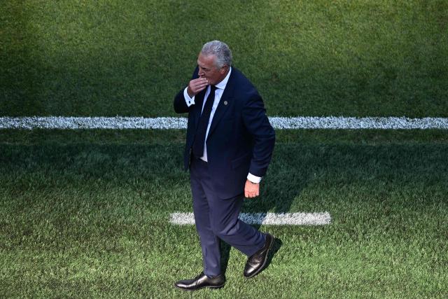 Paraguay's Argentine head coach Gustavo Alfaro gestures on the touchline during the 2026 World Cup round of 32 football match between Germany and Paraguay at the Boston Stadium in Foxborough on June 29, 2026.  (Photo by Jewel SAMAD / AFP)