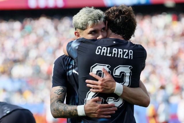 Paraguay's midfielder #19 Julio Enciso (L) celebrates scoring his team's first goal with teammate midfielder #23 Matias Galarza during the 2026 World Cup round of 32 football match between Germany and Paraguay at the Boston Stadium in Foxborough on June 29, 2026.  (Photo by Odd ANDERSEN / AFP)