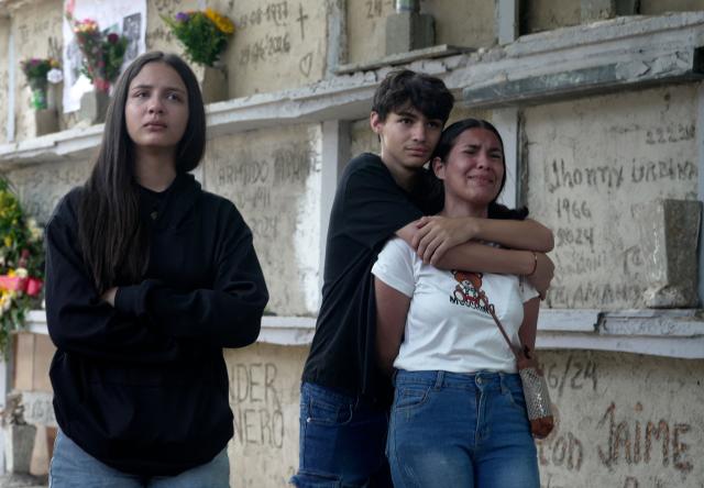 Relatives of a victim of the June 24 twin earthquakes mourn the death of their loved one during the burial at the Cementerio General del Sur (Southern General Cemetery) in Caracas on June 29, 2026. Hopes were fading on June 29, 2026 of finding survivors more than four days after powerful twin earthquakes struck Venezuela, as residents grow increasingly frustrated with the government's response to the disaster that has killed -up to now- more than 1,700 people and left tens of thousands unaccounted for. (Photo by Rosali Hernandez / AFP)