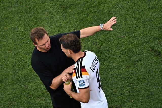 Germany's head coach Julian Nagelsmann speaks to midfielder #08 Leon Goretzka during the hydration break of the 2026 World Cup round of 32 football match between Germany and Paraguay at the Boston Stadium in Foxborough on June 29, 2026.  (Photo by Jewel SAMAD / AFP)