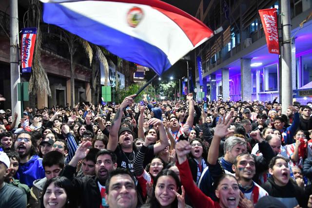 Paraguayan fans react as they watch a live broadcast of the 2026 FIFA World Cup football match between Germany and Paraguay in Asuncion on June 29, 2026. (Photo by DANIEL DUARTE / AFP)