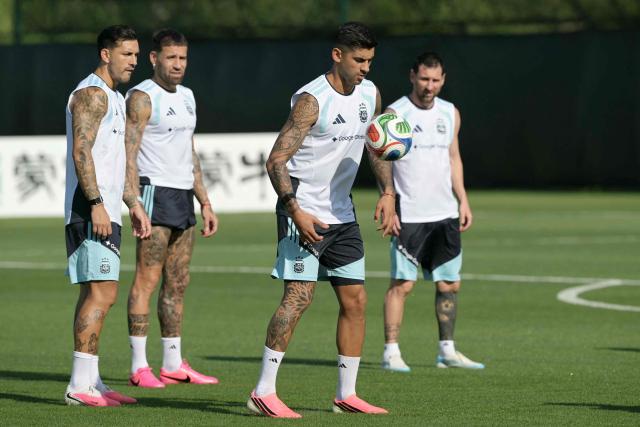 Argentina's midfielder #05 Leandro Paredes, Argentina's defender #19 Nicolas Otamendi and Argentina's defender #13 Cristian Romero take part in a training session ahead of Argentina's 2026 World Cup football tournament round of 32 match against Cape Verde at Sporting KC Training Centre in Kansas City on June 29, 2026. (Photo by JUAN MABROMATA / AFP)