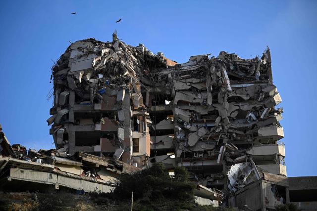 This view shows a heavily damaged multi-storey building with collapsed upper floors in the Playa Verde sector of Catia La Mar, La Guaira state, Venezuela, on June 29, 2026, following twin earthquakes. Hopes were fading of finding survivors more than four days after powerful twin earthquakes struck Venezuela, as residents grow increasingly frustrated with the government's response to the disaster that has killed -up to now- more than 1,700 people and left tens of thousands unaccounted for. (Photo by Federico PARRA / POOL / AFP)