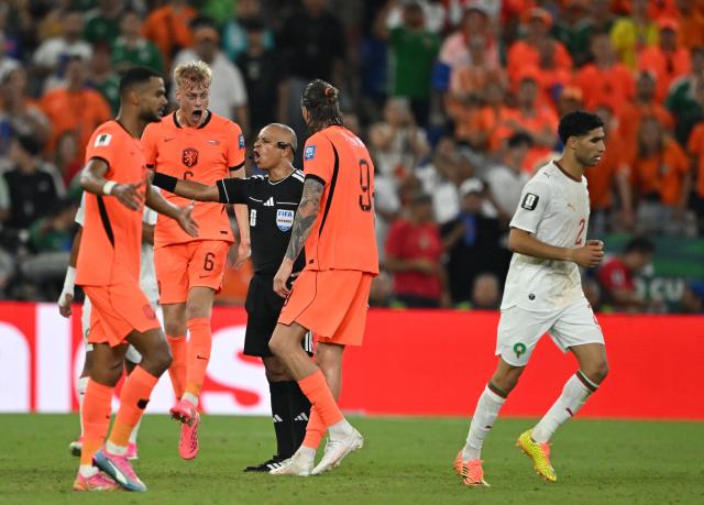 Brazilian referee Wilton Sampaio argues with Netherlands players during the 2026 World Cup round of 32 football match between the Netherlands and Morocco at the Monterrey Stadium in Guadalupe on June 29, 2026.  (Photo by CARL DE SOUZA / AFP)