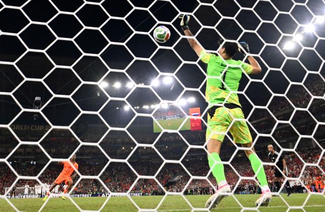 Morocco's goalkeeper #01 Yassine Bounou stops the penalty of Netherlands' forward #24 Crysencio Summerville during the penalty shootout of the 2026 World Cup round of 32 football match between the Netherlands and Morocco at the Monterrey Stadium in Guadalupe on June 29, 2026.  (Photo by Alfredo ESTRELLA / AFP)