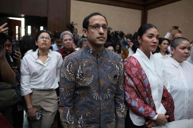 Nadiem Makarim (C), Indonesia's former education minister and co-founder of ride hailing company Gojek, stands as the judge enters at his verdict hearing at the Central Jakarta District Court in Jakarta on June 30, 2026, in a corruption case related to the procurement of Chromebook laptops for schools during the Covid-19 pandemic. An Indonesian court is set to issue a verdict on June 30 in the corruption trial of former education minister Nadiem Makarim, a businessman who had left a multibillion-dollar startup to join government. (Photo by YASUYOSHI CHIBA / AFP)