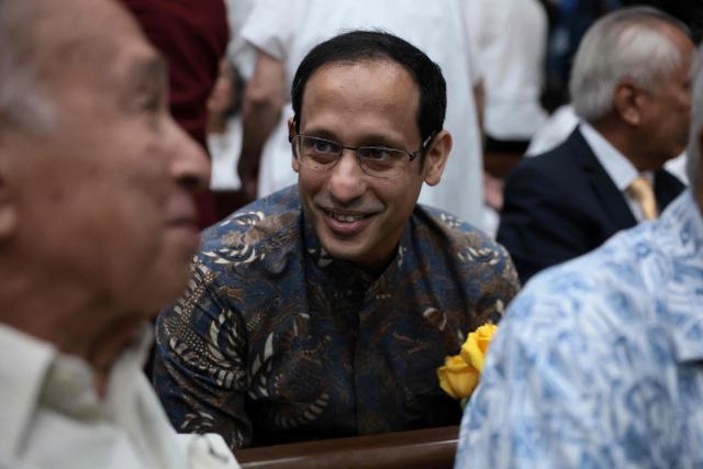 Nadiem Makarim (C), Indonesia's former education minister and co-founder of ride hailing company Gojek, attends a verdict hearing at the Central Jakarta District Court in Jakarta on June 30, 2026, in a corruption case related to the procurement of Chromebook laptops for schools during the Covid-19 pandemic. An Indonesian court is set to issue a verdict on June 30 in the corruption trial of former education minister Nadiem Makarim, a businessman who had left a multibillion-dollar startup to join government. (Photo by YASUYOSHI CHIBA / AFP)