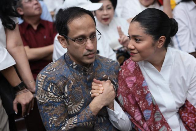 Nadiem Makarim (L), Indonesia's former education minister and co-founder of ride hailing company Gojek, sits with his wife Franka Franklin during a verdict hearing at the Central Jakarta District Court in Jakarta on June 30, 2026, in a corruption case related to the procurement of Chromebook laptops for schools during the Covid-19 pandemic. An Indonesian court is set to issue a verdict on June 30 in the corruption trial of former education minister Nadiem Makarim, a businessman who had left a multibillion-dollar startup to join government. (Photo by YASUYOSHI CHIBA / AFP)