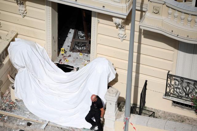 A member of a bomb disposal team operates the day after an allaged attack involving an explosive device in the lobby of a residential building, in Monaco on June 30, 2026. Law enforcement officers were deployed on the morning of June 30, 2026, in Monaco and the surrounding area in an attempt to track down the suspect in the parcel bomb explosion that rocked the principality on the evening of June 29, 2026 seriously injuring a Ukrainian oligarch and two of his relatives. (Photo by Valery HACHE / AFP)