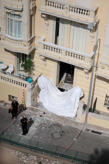 Members of a bomb disposal team operate the day after an allaged attack involving an explosive device in the lobby of a residential building, in Monaco on June 30, 2026. Law enforcement officers were deployed on the morning of June 30, 2026, in Monaco and the surrounding area in an attempt to track down the suspect in the parcel bomb explosion that rocked the principality on the evening of June 29, 2026 seriously injuring a Ukrainian oligarch and two of his relatives. (Photo by Valery HACHE / AFP)