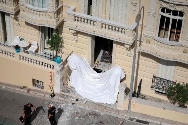 TOPSHOT - Members of a bomb disposal team operate the day after an allaged attack involving an explosive device in the lobby of a residential building, in Monaco on June 30, 2026. Law enforcement officers were deployed on the morning of June 30, 2026, in Monaco and the surrounding area in an attempt to track down the suspect in the parcel bomb explosion that rocked the principality on the evening of June 29, 2026 seriously injuring a Ukrainian oligarch and two of his relatives. (Photo by Valery HACHE / AFP)