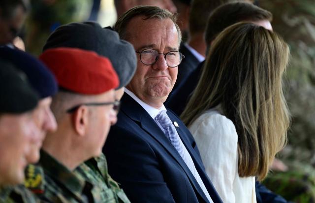 German Defence Minister Boris Pistorius (C) reacts as he attends a NATO Change of Command ceremony on June 30, 2026 in Valka (Latvia) or Valga (Estonia). A joint German-Dutch army corps (1GNC) is taking command of NATO land forces in Latvia and Estonia. Officially transitioning on June 30, 2026, this move establishes a dedicated second corps headquarters on the eastern flank to speed up reinforcements and command combat operations in the Baltic region. (Photo by John MACDOUGALL / AFP)