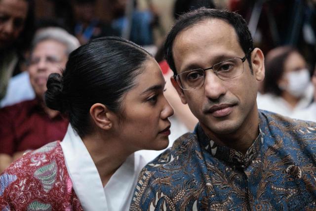 Nadiem Makarim (R), Indonesia's former education minister and co-founder of ride hailing company Gojek, and his wife Franka Franklin wait for a verdict hearing at the Central Jakarta District Court in Jakarta on June 30, 2026, in a corruption case related to the procurement of Chromebook laptops for schools during the Covid-19 pandemic. Judges found him guilty of corruption, sentencing him to 10 years in prison. The court also ordered Nadiem to pay a fine of 1 billion rupiah ($55,850) and 809 billion rupiah (more than $45 million) in restitution, or serve an additional prison term. (Photo by YASUYOSHI CHIBA / AFP)