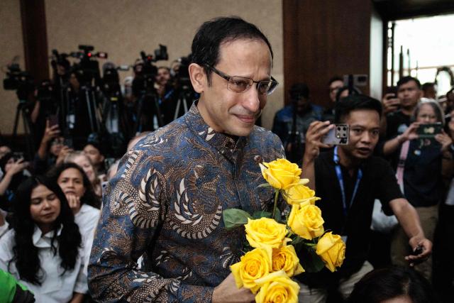 Nadiem Makarim (R), Indonesia's former education minister and co-founder of ride hailing company Gojek, arrives for a verdict hearing at the Central Jakarta District Court in Jakarta on June 30, 2026, in a corruption case related to the procurement of Chromebook laptops for schools during the Covid-19 pandemic. Judges found him guilty of corruption, sentencing him to 10 years in prison. The court also ordered Nadiem to pay a fine of 1 billion rupiah ($55,850) and 809 billion rupiah (more than $45 million) in restitution, or serve an additional prison term. (Photo by YASUYOSHI CHIBA / AFP)