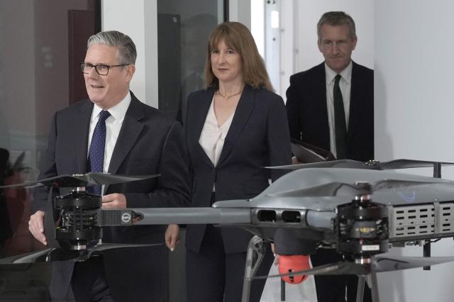 Britain's Prime Minister Keir Starmer (L), Britain's Chancellor of the Exchequer Rachel Reeves and Britain's Defence Secretary Dan Jarvis walk past display of UAV drones, as he delivers a speech in Berkshire west of London, on June 30, 2026, following the publication of long-delayed Defence Investment Plan (DIP). Outgoing Prime Minister Keir Starmer announced on June 30, his long-delayed plan for funding Britain's future defence needs, with increased money for drones and autonomous systems. (Photo by Stefan Rousseau / POOL / AFP)