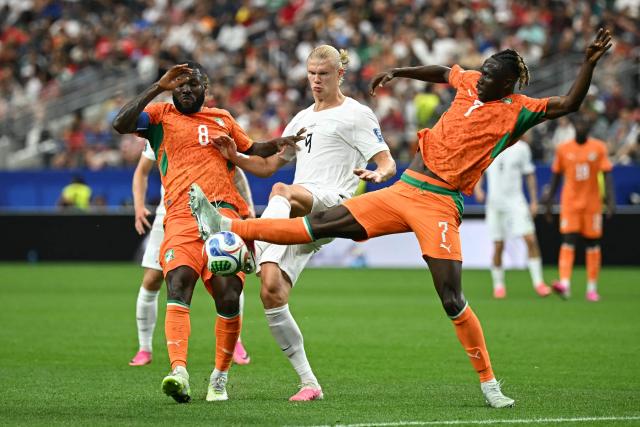 Norway's forward #09 Erling Braut Haaland (C) fights for the ball with Ivory Coast's midfielder #08 Franck Kessie (L) and Ivory Coast's defender #07 Odilon Kossounou (R)  during the 2026 World Cup round of 32 football match between Ivory Coast and Norway at the Dallas Stadium in Arlington on June 30, 2026.  (Photo by Paul ELLIS / AFP)
