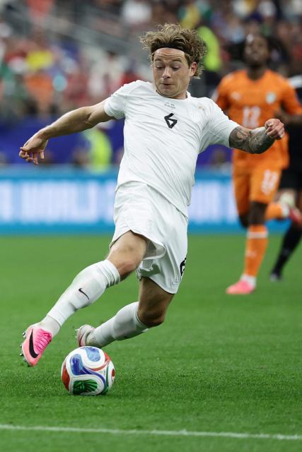Norway's midfielder #06 Patrick Berg controls the ball during the 2026 World Cup round of 32 football match between Ivory Coast and Norway at the Dallas Stadium in Arlington on June 30, 2026.  (Photo by Aric Becker / AFP)