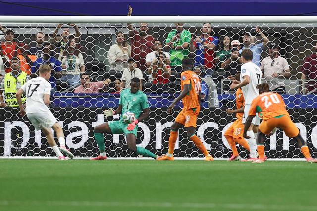 Ivory Coast's goalkeeper #01 Yahia Fofana (C) makes a save in front of Norway's defender #17 Torbjorn Heggem (L) during the 2026 World Cup round of 32 football match between Ivory Coast and Norway at the Dallas Stadium in Arlington on June 30, 2026.  (Photo by Aric Becker / AFP)