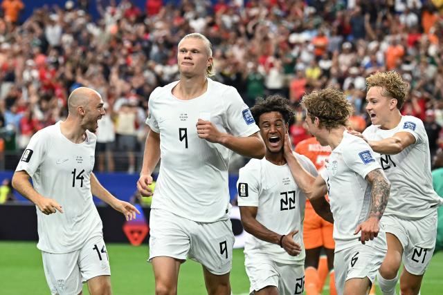 Norway's forward #09 Erling Braut Haaland (C) celebrates with teammates after scoring his team's second goal  during the 2026 World Cup round of 32 football match between Ivory Coast and Norway at the Dallas Stadium in Arlington on June 30, 2026.  (Photo by Paul ELLIS / AFP)
