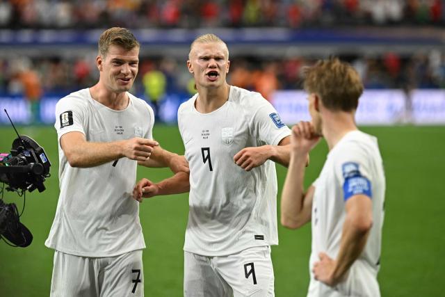 Norway's forward #09 Erling Braut Haaland (C) celebrates with Norway's forward #07 Alexander Sorloth (L) after winning during the 2026 World Cup round of 32 football match between Ivory Coast and Norway at the Dallas Stadium in Arlington on June 30, 2026.  (Photo by Paul ELLIS / AFP)
