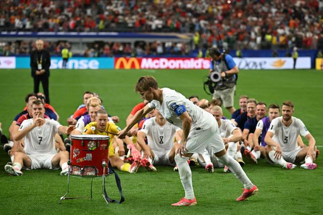 Norway's players celebrate after winning the 2026 World Cup round of 32 football match between Ivory Coast and Norway at the Dallas Stadium in Arlington on June 30, 2026.  (Photo by Paul ELLIS / AFP)