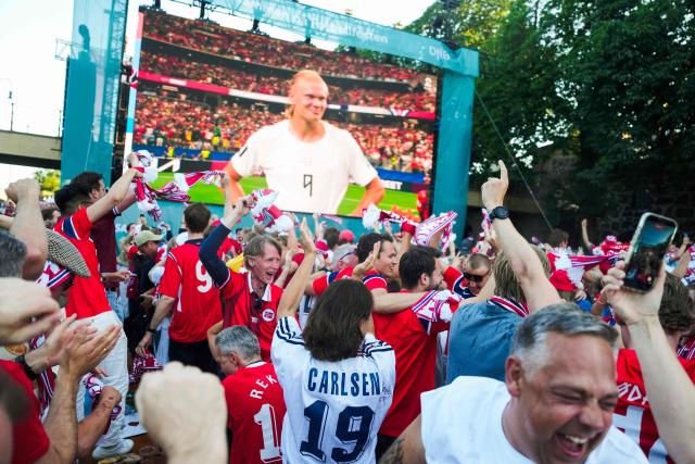 Norway fans cheer as Norway's forward #09 Erling Braut Haaland is seen on the screen after the victory in 2026 World Cup round of 32 football match between Ivory Coast and Norway after watching the match at Kongens gate in Oslo on June 30, 2026. (Photo by Javad Parsa / NTB / AFP) / Norway OUT