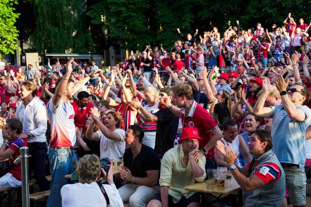 Norway fans cheer after the victory in 2026 World Cup round of 32 football match between Ivory Coast and Norway after watching the match at Kongens gate in Oslo on June 30, 2026. (Photo by Terje Bendiksby / NTB / AFP) / Norway OUT