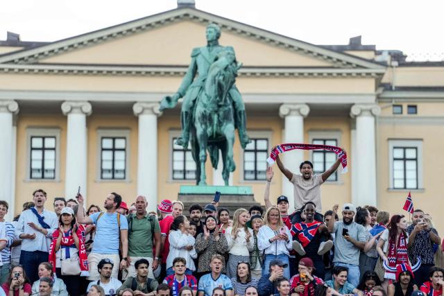 Norway fans cheer after the victory in 2026 World Cup round of 32 football match between Ivory Coast and Norway after watching the match at Kongens gate in Oslo on June 30, 2026. (Photo by Javad Parsa / NTB / AFP) / Norway OUT