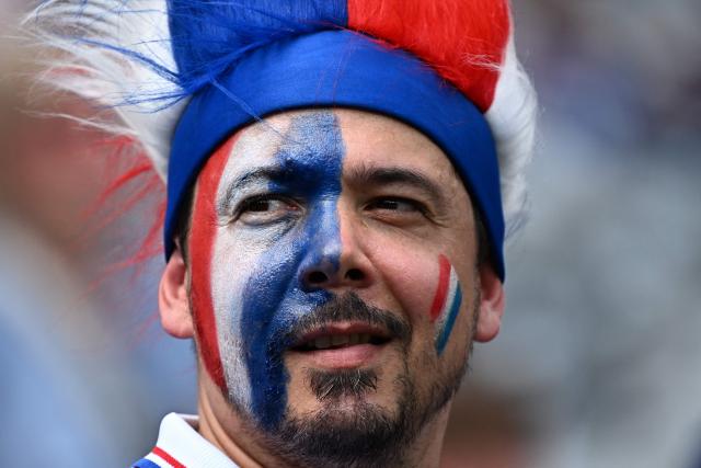 A French fan with his face painted gestures ahead of the 2026 World Cup round of 32 football match between France and Sweden at the New York/New Jersey Stadium in East Rutherford on June 30, 2026.  (Photo by Jewel SAMAD / AFP)
