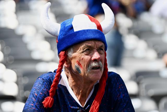 A French fan with his face painted gestures ahead of the 2026 World Cup round of 32 football match between France and Sweden at the New York/New Jersey Stadium in East Rutherford on June 30, 2026.  (Photo by Jewel SAMAD / AFP)