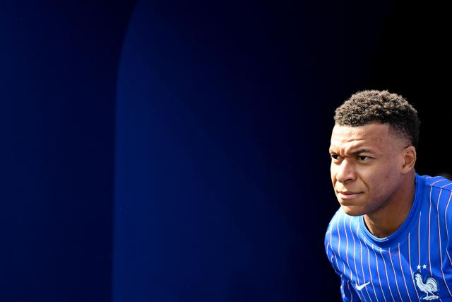 France's forward #10 Kylian Mbappe walks onto the pitch to warm up ahead of the 2026 World Cup round of 32 football match between France and Sweden at the New York/New Jersey Stadium in East Rutherford on June 30, 2026.  (Photo by Jewel SAMAD / AFP)