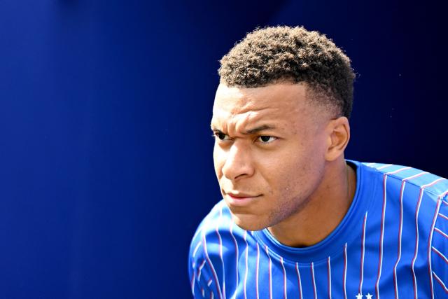 France's forward #10 Kylian Mbappe walks onto the pitch to warm up ahead of the 2026 World Cup round of 32 football match between France and Sweden at the New York/New Jersey Stadium in East Rutherford on June 30, 2026.  (Photo by Jewel SAMAD / AFP)