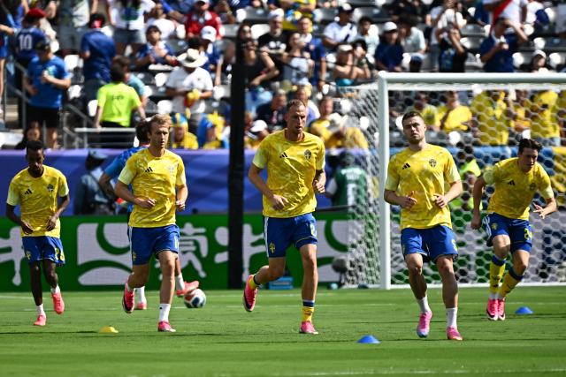 Sweden's forward #25 Gustaf Nilsson (C) and teammates warm up ahead of the 2026 World Cup round of 32 football match between France and Sweden at the New York/New Jersey Stadium in East Rutherford on June 30, 2026.  (Photo by Jewel SAMAD / AFP)
