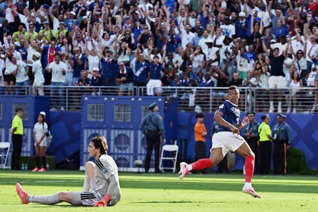 France's forward #10 Kylian Mbappe reacts after a goal disallowed for offside past Sweden's goalkeeper #01 Jacob Widell Zetterstrom during the 2026 World Cup round of 32 football match between France and Sweden at the New York/New Jersey Stadium in East Rutherford on June 30, 2026.  (Photo by Jewel SAMAD / AFP)