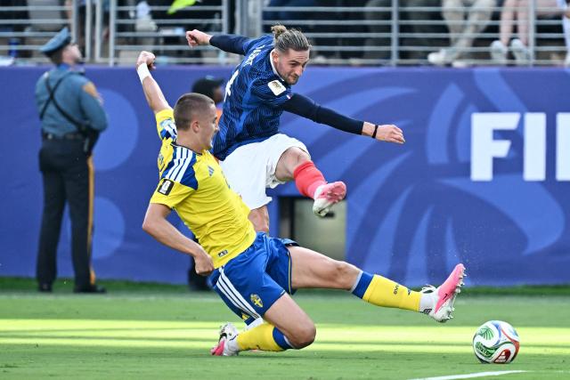 Sweden's defender #02 Gustaf Lagerbielke (L) and France's midfielder #14 Adrien Rabiot (R) fight for the ball during the 2026 World Cup round of 32 football match between France and Sweden at the New York/New Jersey Stadium in East Rutherford on June 30, 2026.  (Photo by Jewel SAMAD / AFP)