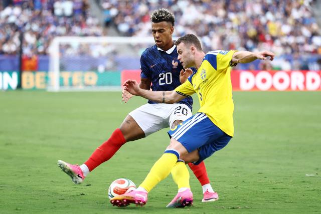 Sweden's defender #05 Gabriel Gudmundsson (R) kicks the ball past France's forward #20 Desire Doue during the 2026 World Cup round of 32 football match between France and Sweden at the New York/New Jersey Stadium in East Rutherford on June 30, 2026.  (Photo by CHARLY TRIBALLEAU / AFP)