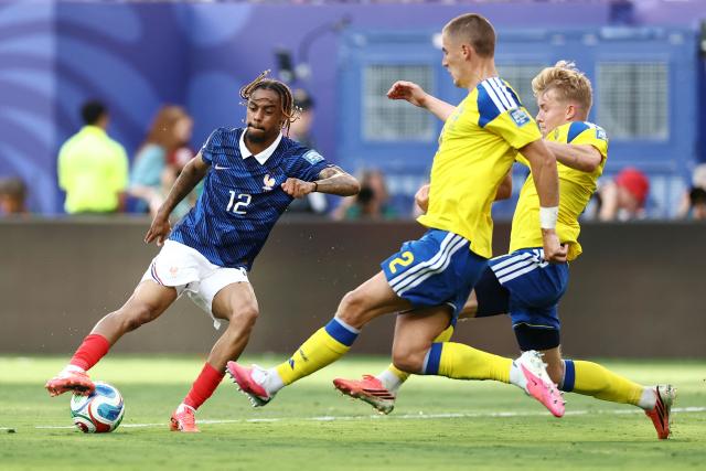 France's forward #12 Bradley Barcola controls the ball during the 2026 World Cup round of 32 football match between France and Sweden at the New York/New Jersey Stadium in East Rutherford on June 30, 2026.  (Photo by CHARLY TRIBALLEAU / AFP)