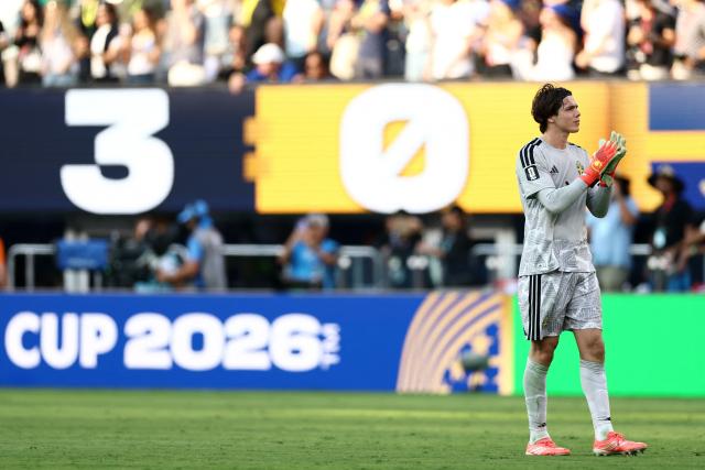 Sweden's goalkeeper #01 Jacob Widell Zetterstrom greets fans after losing the 2026 World Cup round of 32 football match between France and Sweden at the New York/New Jersey Stadium in East Rutherford on June 30, 2026.  (Photo by CHARLY TRIBALLEAU / AFP)