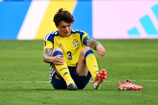 Sweden's defender #03 Victor Lindelof reacts after losing the 2026 World Cup round of 32 football match between France and Sweden at the New York/New Jersey Stadium in East Rutherford on June 30, 2026.  (Photo by Jewel SAMAD / AFP)