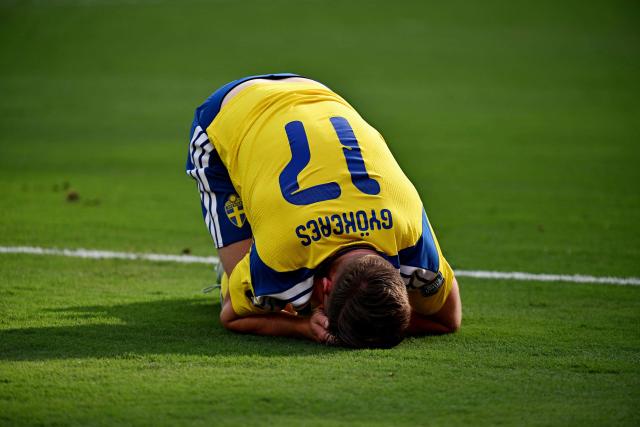 Sweden's forward #17 Viktor Gyokeres reacts on the ground during the 2026 World Cup round of 32 football match between France and Sweden at the New York/New Jersey Stadium in East Rutherford on June 30, 2026.  (Photo by Jewel SAMAD / AFP)