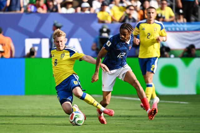 Sweden's defender #08 Daniel Svensson and France's forward #12 Bradley Barcola fight for the ball during the 2026 World Cup round of 32 football match between France and Sweden at the New York/New Jersey Stadium in East Rutherford on June 30, 2026.  (Photo by Jewel SAMAD / AFP)