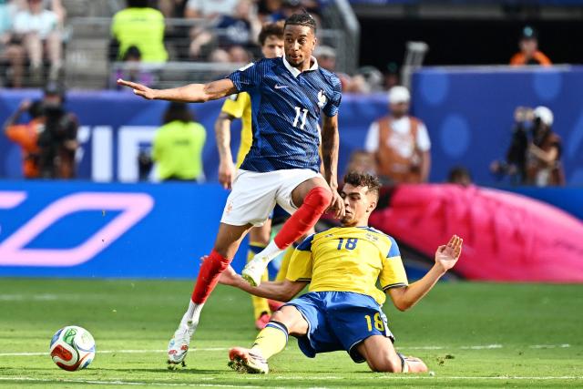 France's forward #11 Michael Olise and Sweden's midfielder #18 Yasin Ayari fight for the ball during the 2026 World Cup round of 32 football match between France and Sweden at the New York/New Jersey Stadium in East Rutherford on June 30, 2026.  (Photo by Jewel SAMAD / AFP)