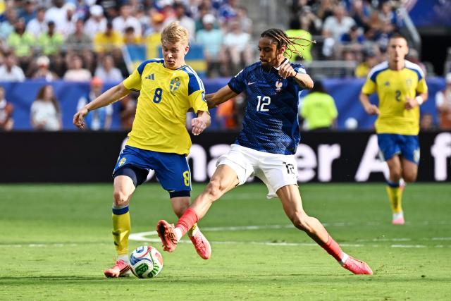 Sweden's defender #08 Daniel Svensson and France's forward #12 Bradley Barcola fight for the ball during the 2026 World Cup round of 32 football match between France and Sweden at the New York/New Jersey Stadium in East Rutherford on June 30, 2026.  (Photo by Jewel SAMAD / AFP)